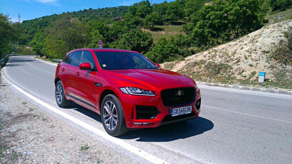 Jaguar F-Pace не е само красива опаковка